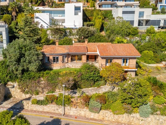 5 bedroom Villa for sale in Blanes with pool garage - € 820,000 (Ref: 10177024)