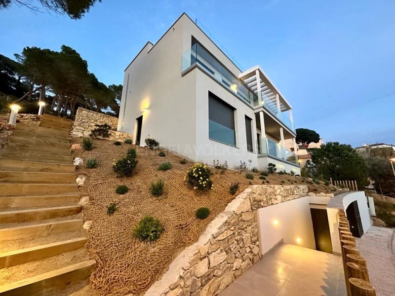 4 soverom Villa til salgs i Lloret de Mar med svømmebasseng garasje - € 869 500 (Ref: 7445792)