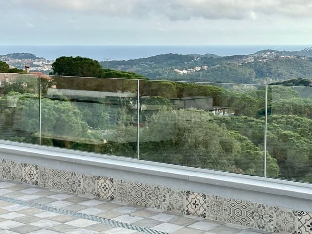 4 bedroom Villa for sale in Urbanitzacions del Nord, Lloret de Mar with pool garage - € 869,500 (Ref: 7445792)