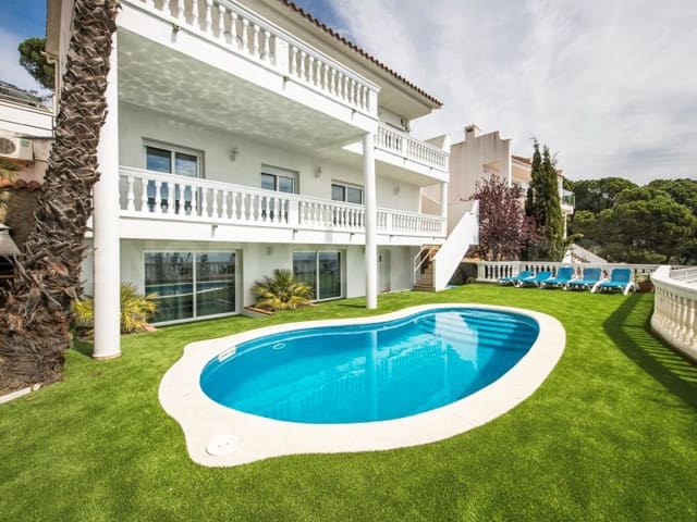 4 bedroom Villa for sale in Centre, Lloret de Mar with pool garage - € 660,000 (Ref: 7445849)