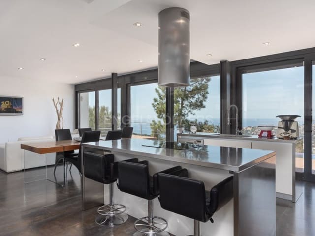 4 slaapkamer Villa te koop in Canyelles, Lloret de Mar met zwembad garage - € 1.200.000 (Ref: 7563706)