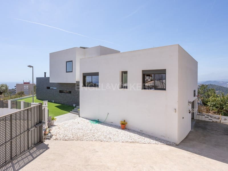 4 slaapkamer Villa te koop in Lloret de Mar met zwembad garage - € 1.200.000 (Ref: 7563706)