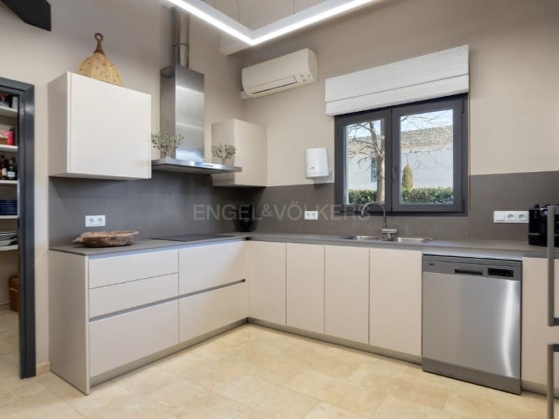 6 sypialnia Willa na sprzedaż w Gualta z basenem garażem - 3 690 000 € (Ref: 7715293)