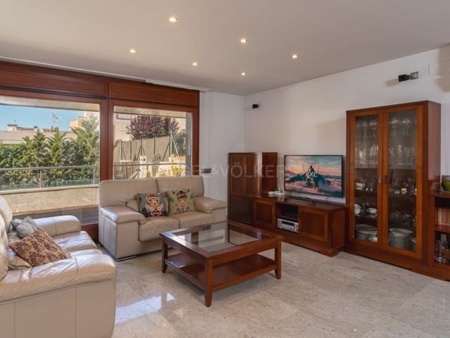 Chalet de 7 habitaciones en Blanes en venta con piscina garaje - 850.000 € (Ref: 8254124)