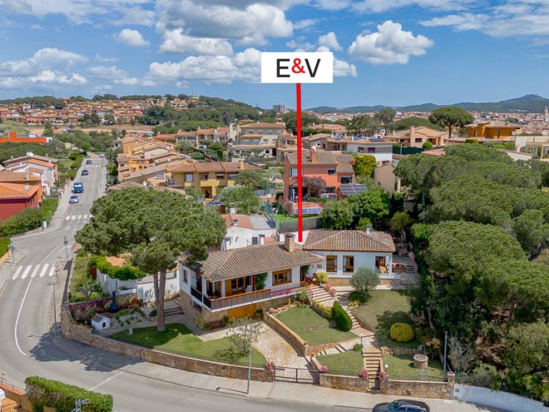 3 soverom Villa til salgs i Mont-ras med garasje - € 595 000 (Ref: 8319227)