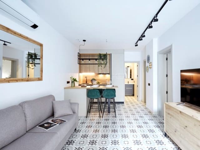 4 bedroom Villa for sale in Centre, Lloret de Mar - € 370,000 (Ref: 8423619)