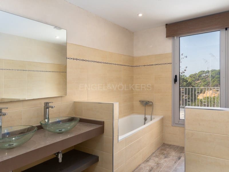 4 sypialnia Willa na sprzedaż w Lloret de Mar z basenem garażem - 690 000 € (Ref: 8704186)