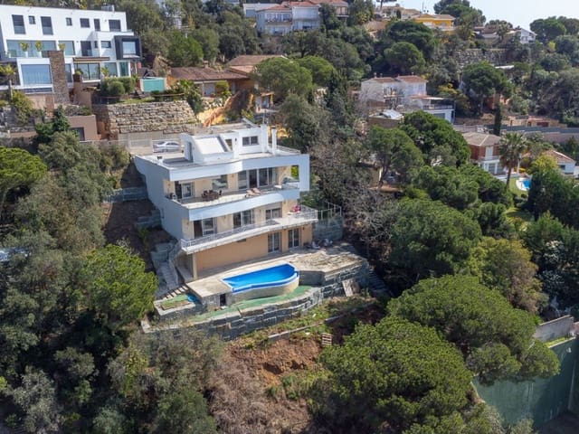 4 sypialnia Willa na sprzedaż w Canyelles, Lloret de Mar z basenem garażem - 690 000 € (Ref: 8704186)