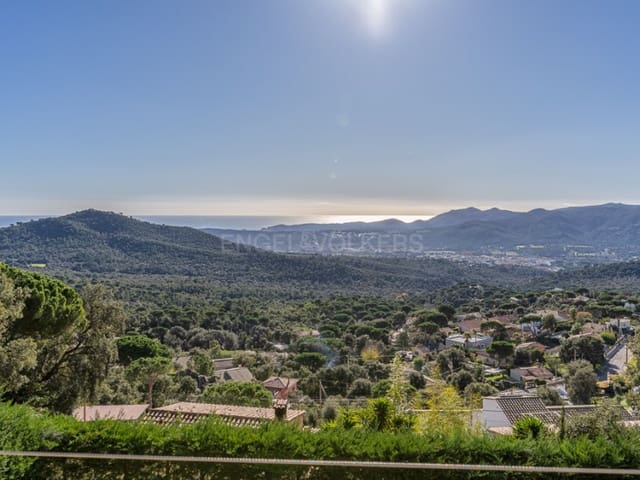 4 bedroom Villa for sale in Santa Cristina d'Aro with pool garage - € 885,000 (Ref: 8707028)