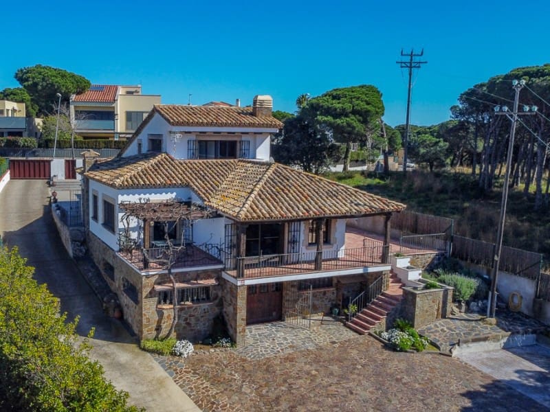 4 soveværelse Villa til salg i Sant Feliu de Guixols med garage - € 1.600.000 (Ref: 8863311)