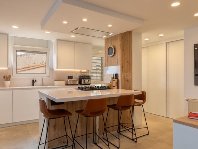 4 bedroom Flat for sale in Blanes with garage - € 650,000 (Ref: 8935469)