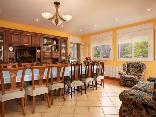 6 bedroom Villa for sale in El Mas Flassià, Vidreres - € 500,000 (Ref: 8957913)