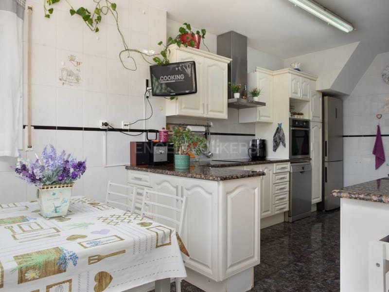 5 soverom Villa til salgs i Santa Coloma de Farners med svømmebasseng garasje - € 395 000 (Ref: 8982681)