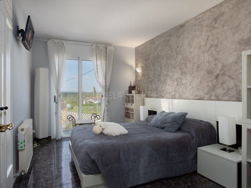 5 soverom Villa til salgs i Santa Coloma de Farners med svømmebasseng garasje - € 395 000 (Ref: 8982681)