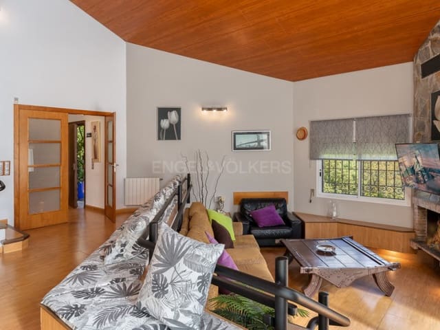 5 bedroom Villa for sale in Santa Cristina d'Aro with pool - € 799,000 (Ref: 9001690)