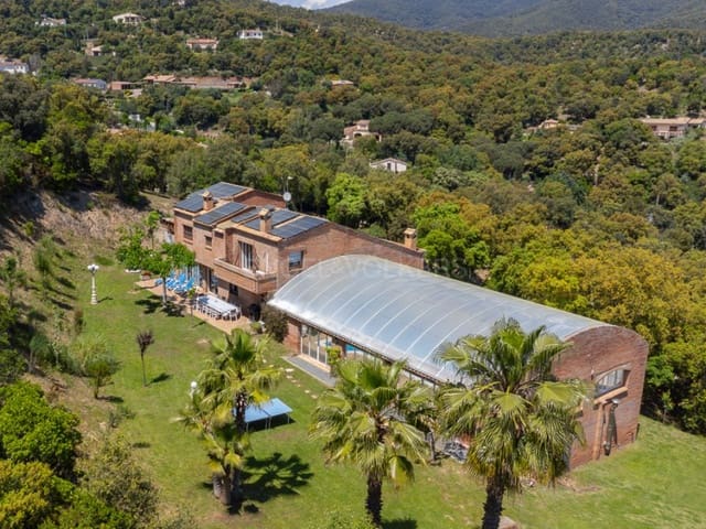 5 bedroom Villa for sale in Santa Cristina d'Aro with pool - € 799,000 (Ref: 9001690)