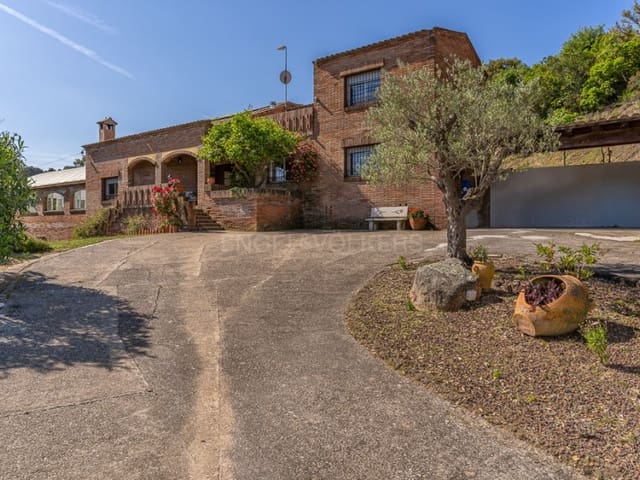 5 bedroom Villa for sale in Santa Cristina d'Aro with pool - € 799,000 (Ref: 9001690)