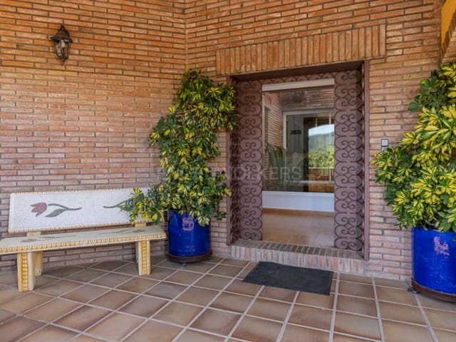 5 bedroom Villa for sale in Santa Cristina d'Aro with pool - € 799,000 (Ref: 9001690)