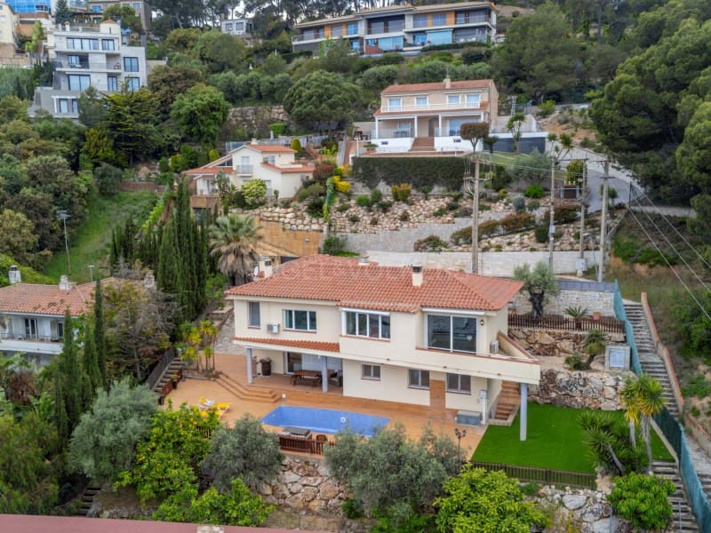 6 soveværelse Villa til salg i Lloret de Mar med swimmingpool - € 955.000 (Ref: 9008579)