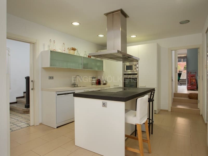 5 soveværelse Byhus til salg i Breda med swimmingpool - € 590.000 (Ref: 9110664)