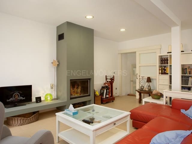 5 bedroom Townhouse for sale in Breda with pool - € 590,000 (Ref: 9110664)