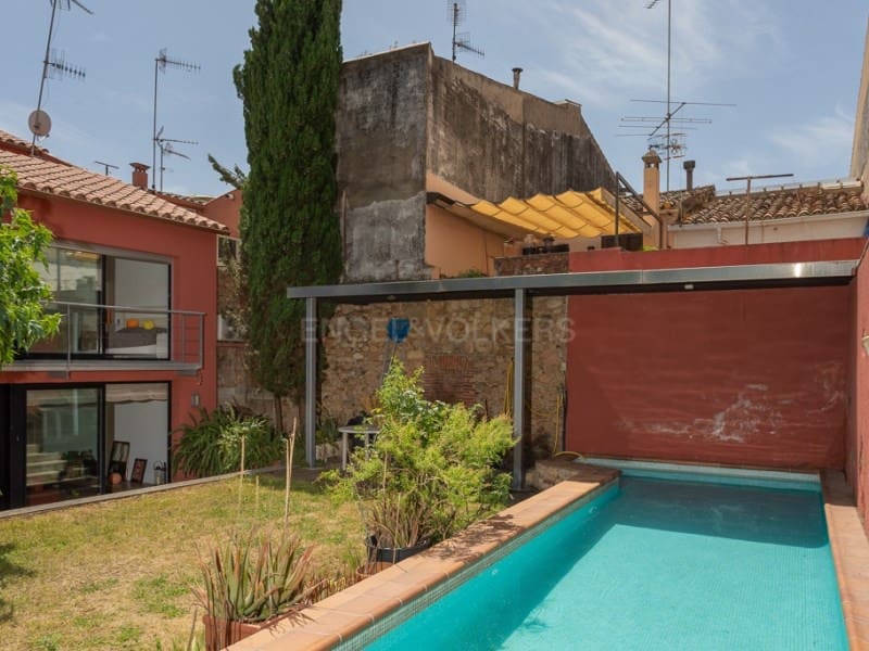 5 soveværelse Byhus til salg i Breda med swimmingpool - € 590.000 (Ref: 9110664)