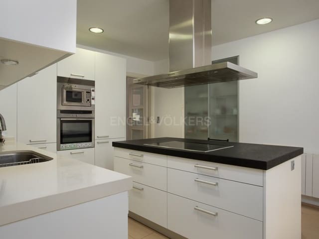 5 bedroom Townhouse for sale in Breda with pool - € 590,000 (Ref: 9110664)