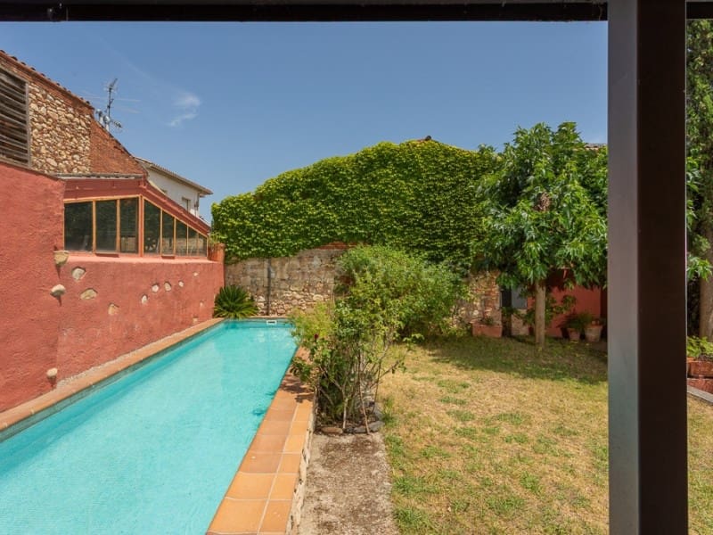 5 soveværelse Byhus til salg i Breda med swimmingpool - € 590.000 (Ref: 9110664)