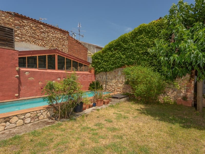 5 soveværelse Byhus til salg i Breda med swimmingpool - € 590.000 (Ref: 9110664)