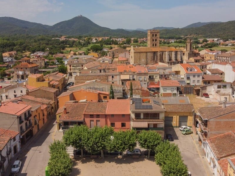 5 soveværelse Byhus til salg i Breda med swimmingpool - € 590.000 (Ref: 9110664)