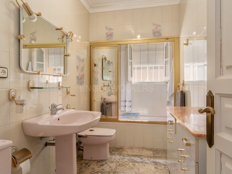 4 makuuhuone Huvila myytävänä paikassa Santa Cristina d'Aro mukana 
autotalli - 699 000 € (Ref: 9110665)