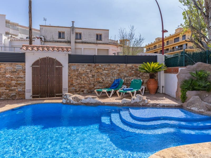 2 bedroom Villa for sale in L'Escala with pool garage - € 950,000 (Ref: 9165112)