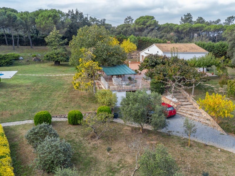 3 chambre Finca/Maison de Campagne à vendre à Vidreres avec piscine garage - 387 000 € (Ref: 9411401)