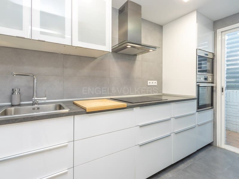 3 makuuhuone Omakotitalo myytävänä paikassa S'Agaro mukana uima-altaan 
autotalli - 560 000 € (Ref: 9440163)