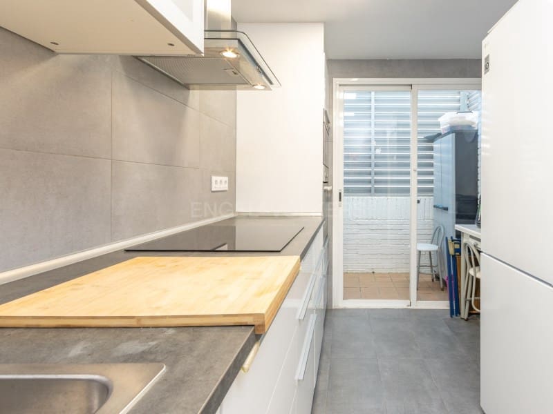 3 makuuhuone Omakotitalo myytävänä paikassa S'Agaro mukana uima-altaan 
autotalli - 560 000 € (Ref: 9440163)