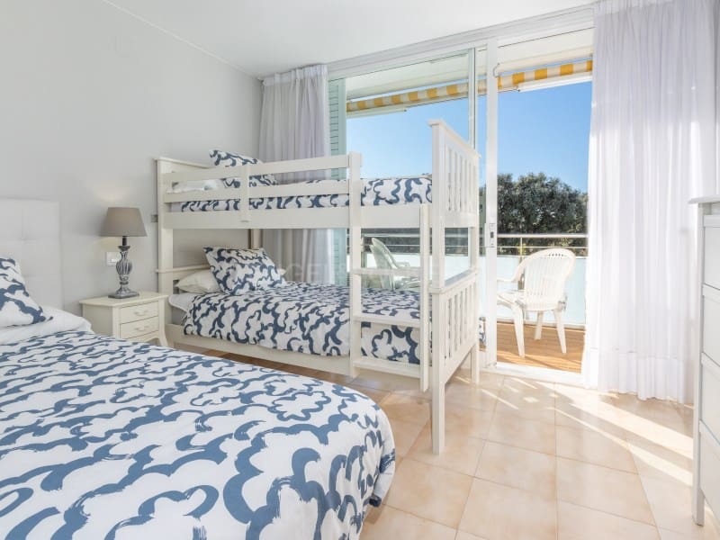 3 makuuhuone Omakotitalo myytävänä paikassa S'Agaro mukana uima-altaan 
autotalli - 560 000 € (Ref: 9440163)