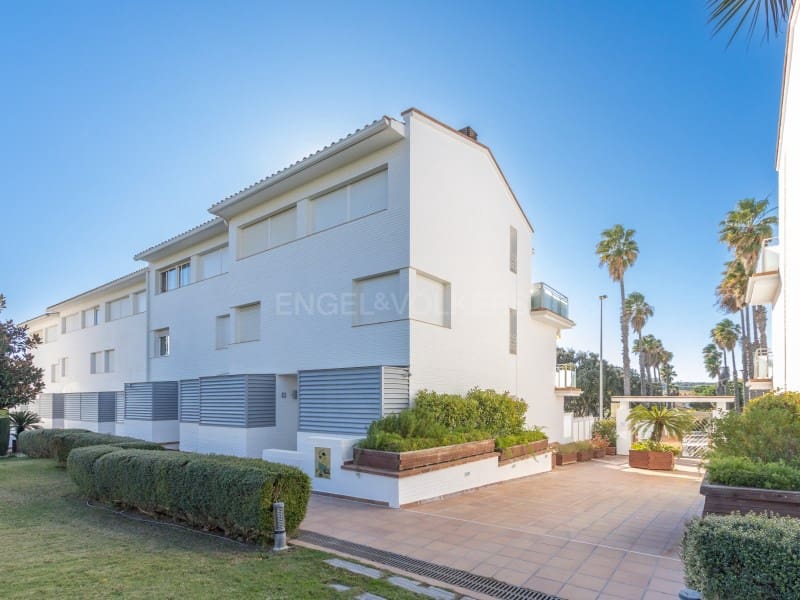 3 makuuhuone Omakotitalo myytävänä paikassa S'Agaro mukana uima-altaan 
autotalli - 560 000 € (Ref: 9440163)