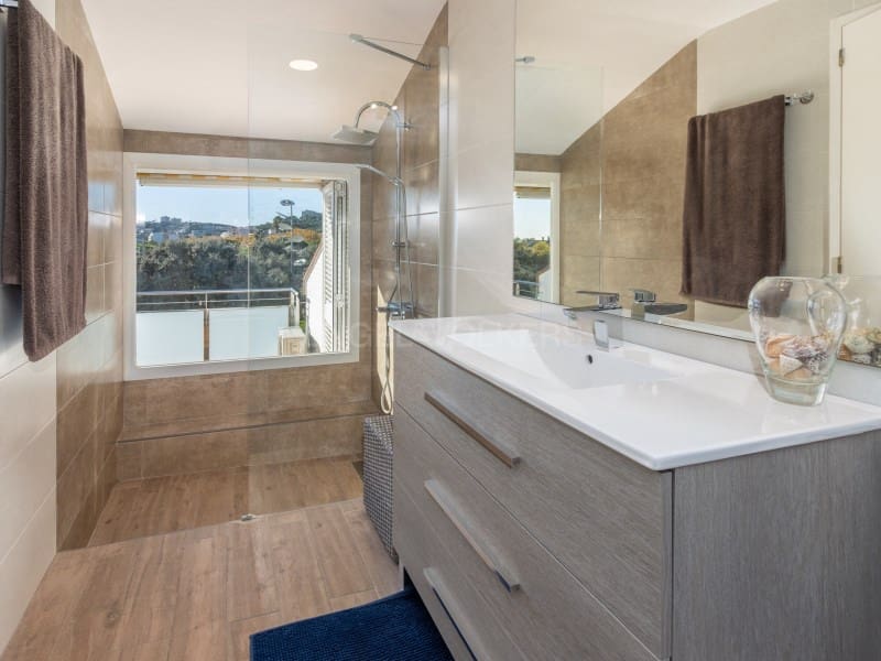 3 makuuhuone Omakotitalo myytävänä paikassa S'Agaro mukana uima-altaan 
autotalli - 560 000 € (Ref: 9440163)