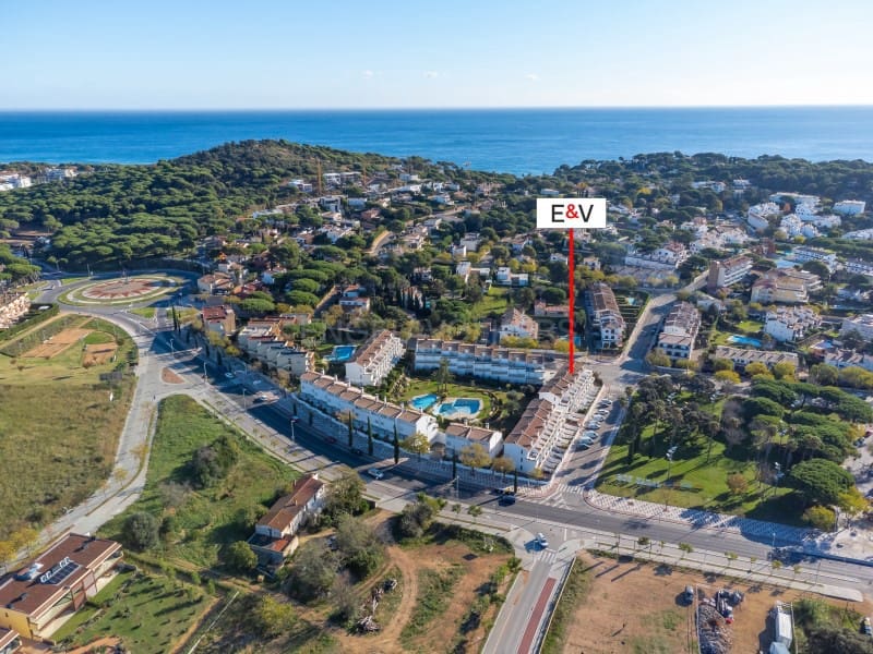 3 makuuhuone Omakotitalo myytävänä paikassa S'Agaro mukana uima-altaan 
autotalli - 560 000 € (Ref: 9440163)