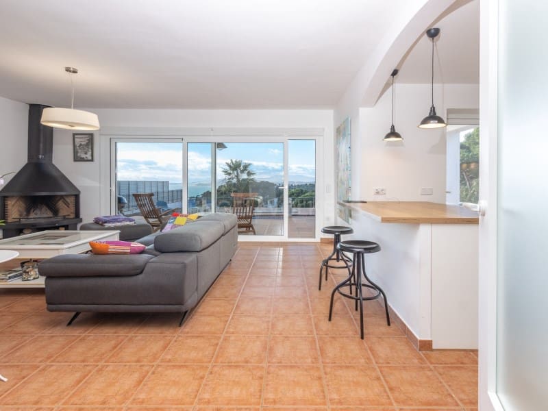 4 sypialnia Willa na sprzedaż w Lloret de Mar z basenem garażem - 835 000 € (Ref: 9582980)