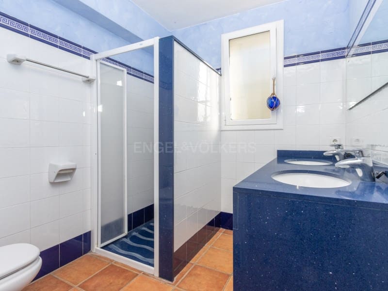 4 sypialnia Willa na sprzedaż w Lloret de Mar z basenem garażem - 835 000 € (Ref: 9582980)