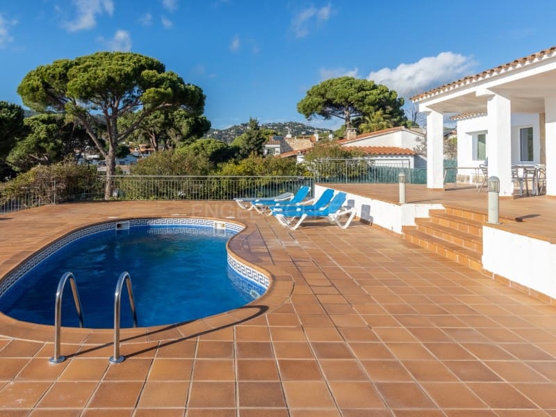 4 sypialnia Willa na sprzedaż w Lloret de Mar z basenem garażem - 835 000 € (Ref: 9582980)