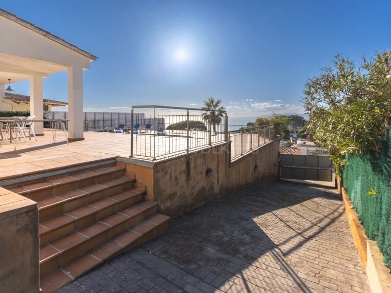 4 sypialnia Willa na sprzedaż w Lloret de Mar z basenem garażem - 835 000 € (Ref: 9582980)