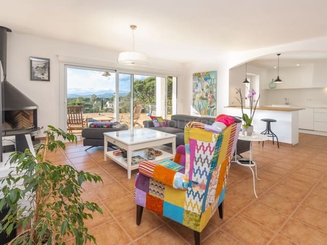 4 sypialnia Willa na sprzedaż w Canyelles, Lloret de Mar z basenem garażem - 835 000 € (Ref: 9582980)