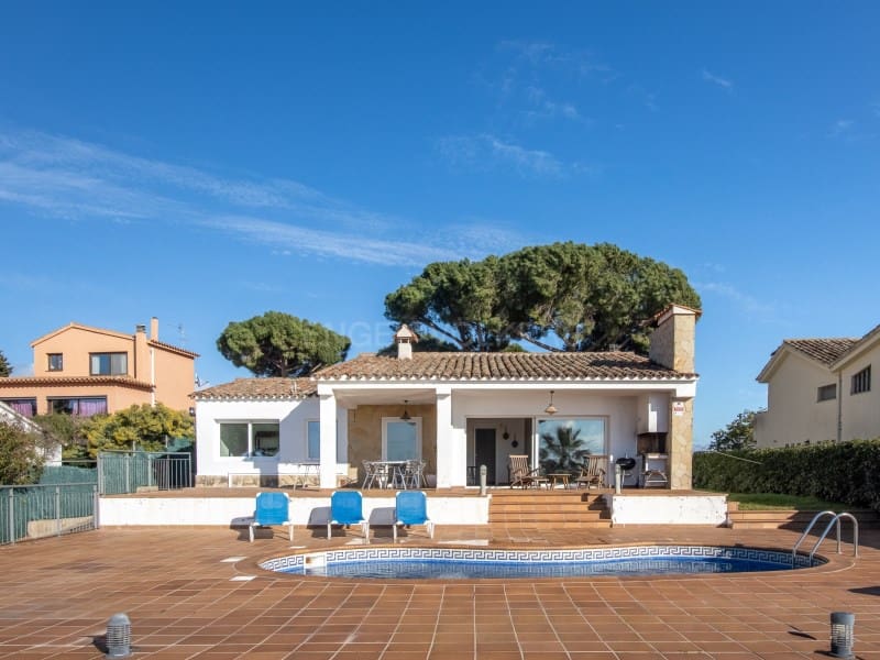 4 sypialnia Willa na sprzedaż w Lloret de Mar z basenem garażem - 835 000 € (Ref: 9582980)