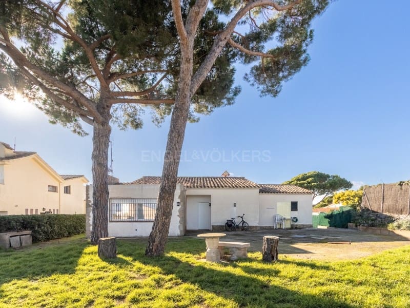 4 sypialnia Willa na sprzedaż w Lloret de Mar z basenem garażem - 835 000 € (Ref: 9582980)