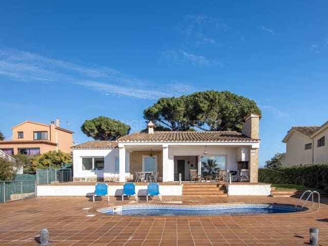 4 sypialnia Willa na sprzedaż w Canyelles, Lloret de Mar z basenem garażem - 835 000 € (Ref: 9582980)