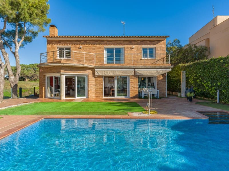 6 bedroom Villa for sale in Palamos with pool garage - € 899,000 (Ref: 9608115)