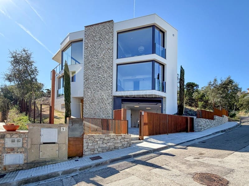 4 sypialnia Willa na sprzedaż w Platja d'Aro z basenem garażem - 2 200 000 € (Ref: 9637429)