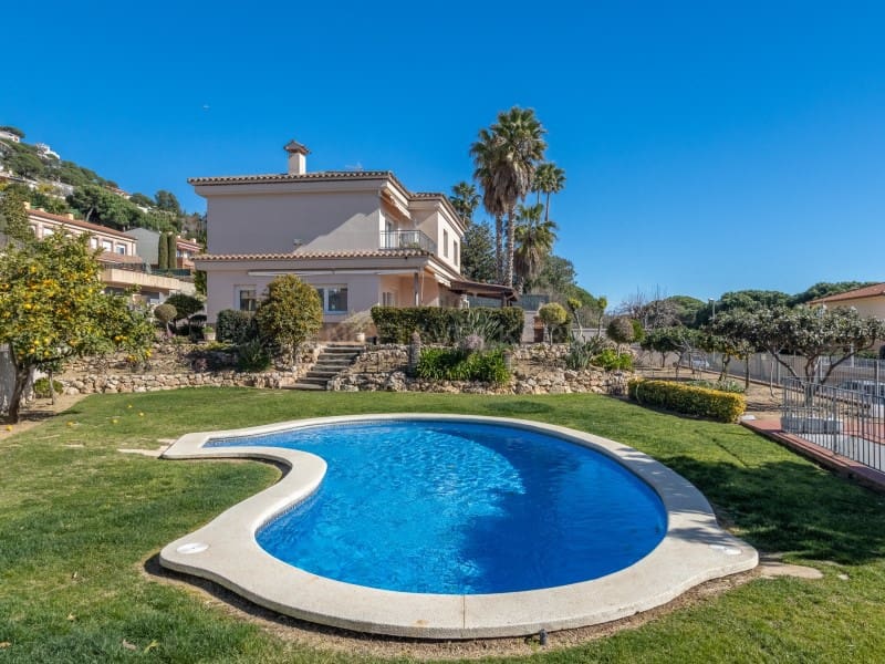 4 bedroom Villa for sale in Lloret de Mar with pool garage - € 975,000 (Ref: 9651818)